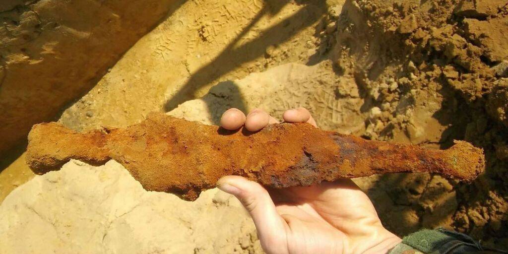 Roman Dagger Unearthed by Archaeology Intern in Germany
