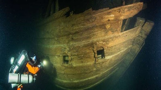 17th-Century Vasa Warship Pulled From Icy Baltic Sea 