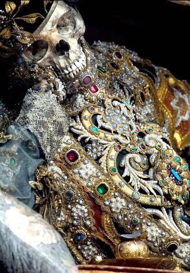 Exploring the Secret Catacombs: Ancient Skeletons Adorned in Priceless Jewelry