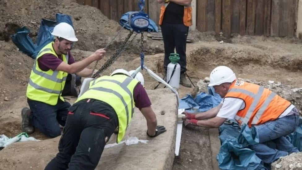 Ancient Roman Sarcophagus Found At London Building Site