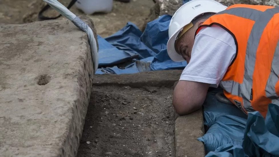 Ancient Roman Sarcophagus Found At London Building Site