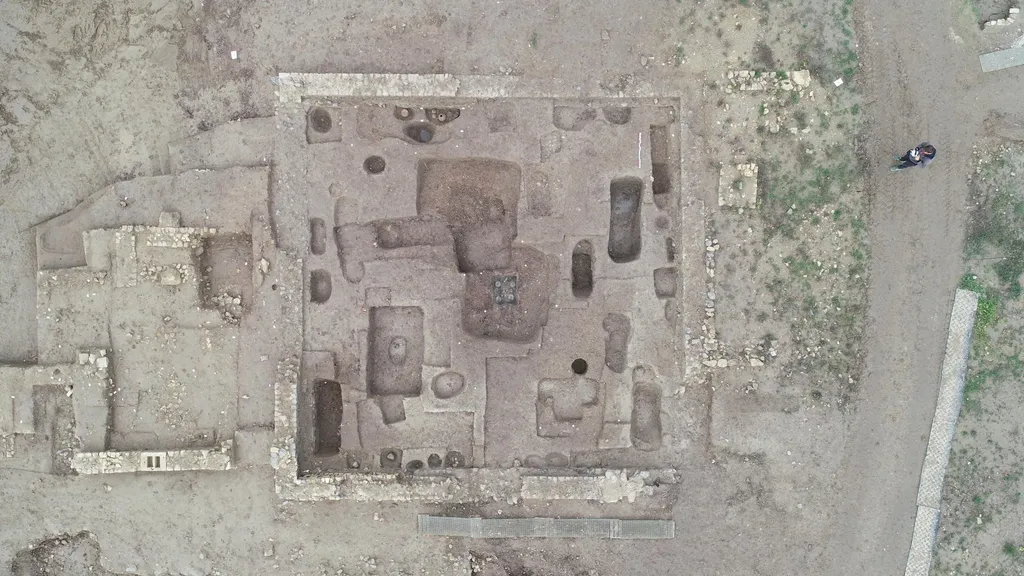 Ancient Roman Graves With Funerary Festival Evidence Discovered in Southern France