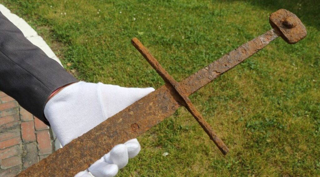 600-Year-Old Sword and Equipment Found in Olsztyn