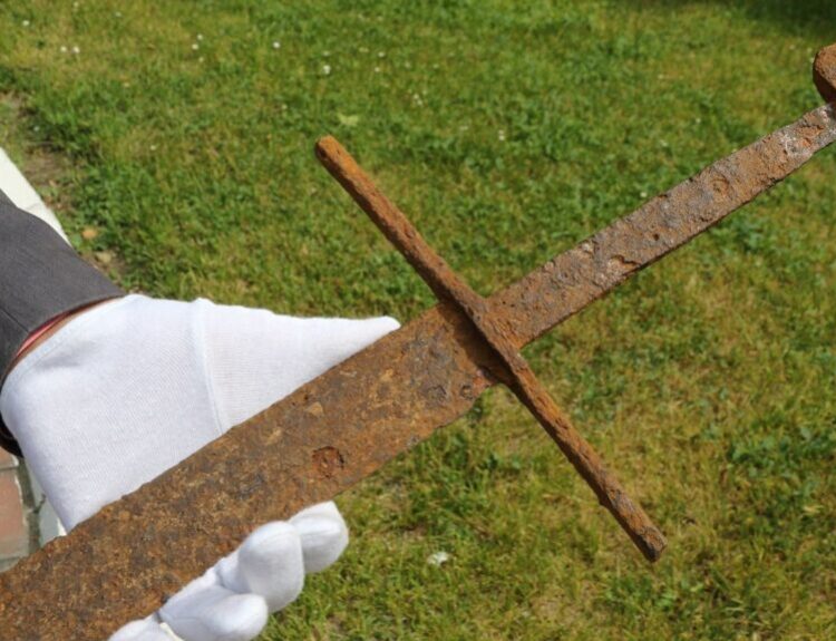 600-Year-Old Sword and Equipment Found in Olsztyn