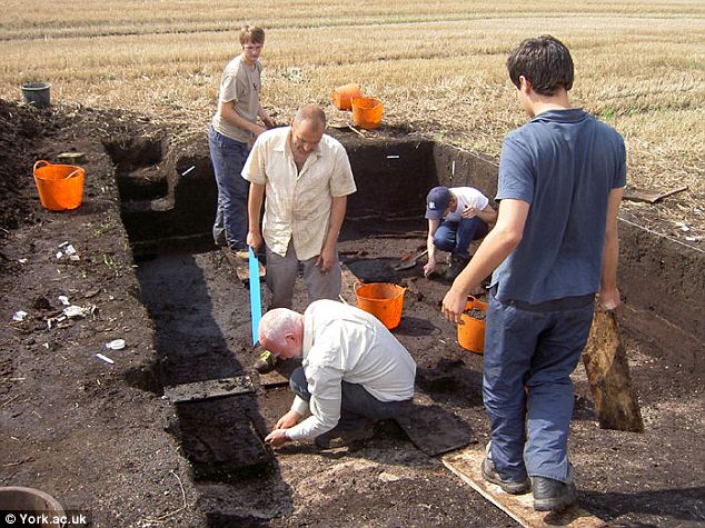 6,000 Years Older then Stonehenge: Oldest house in Britain discovered to be 11,500 years old